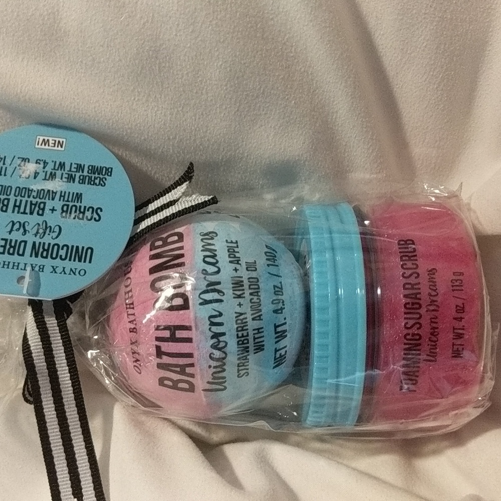 Bath bomb and sugar scrub combo